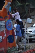 Twinkle Khanna and Gayatri Oberoi paint trees in Juhu on 10th Dec 2015